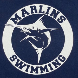 【GILDAN】スイミングクラブ MARLINS SWIMMING バックプリント Tシャツ ロゴ 袖プリント 半袖 L ネイビー US古着