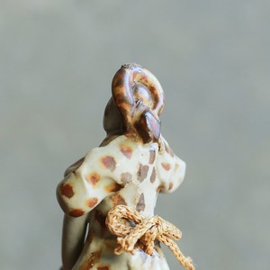 女性が優しく微笑む、陶器の呼び鈴 1