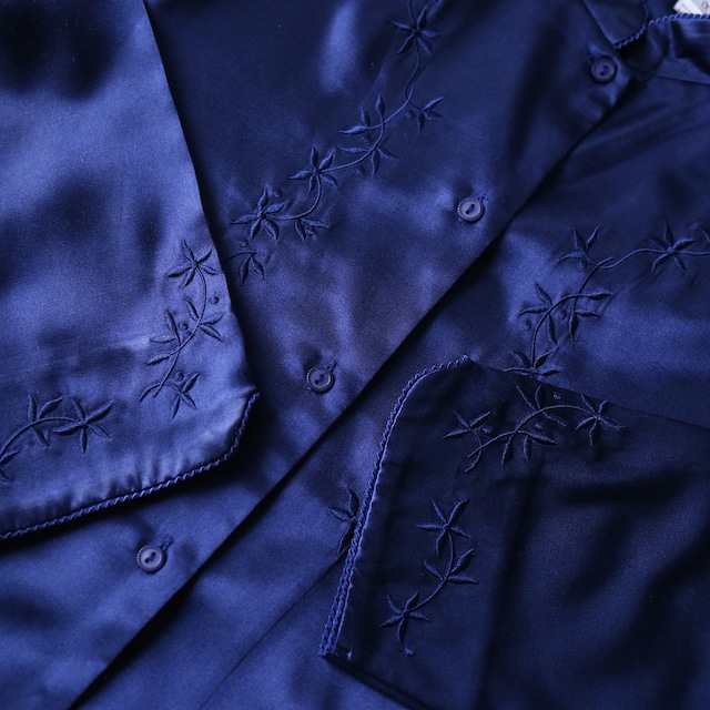 "刺繍" 蔦 motif design satin fabric over silhouette shirt