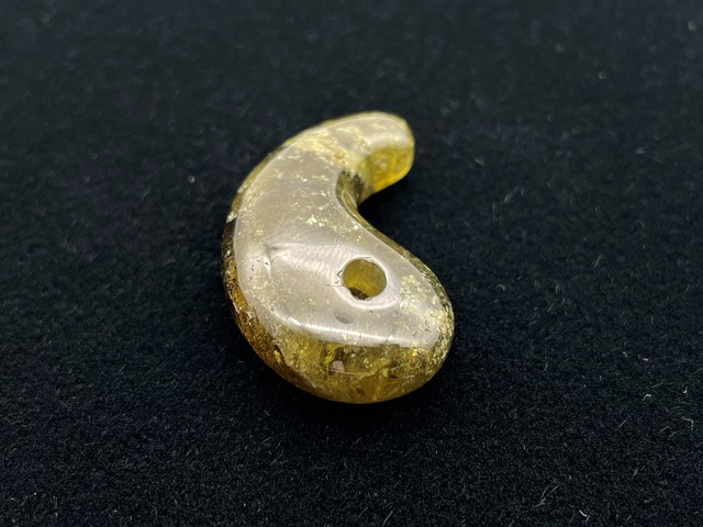 勾玉（グリーンガーネット）