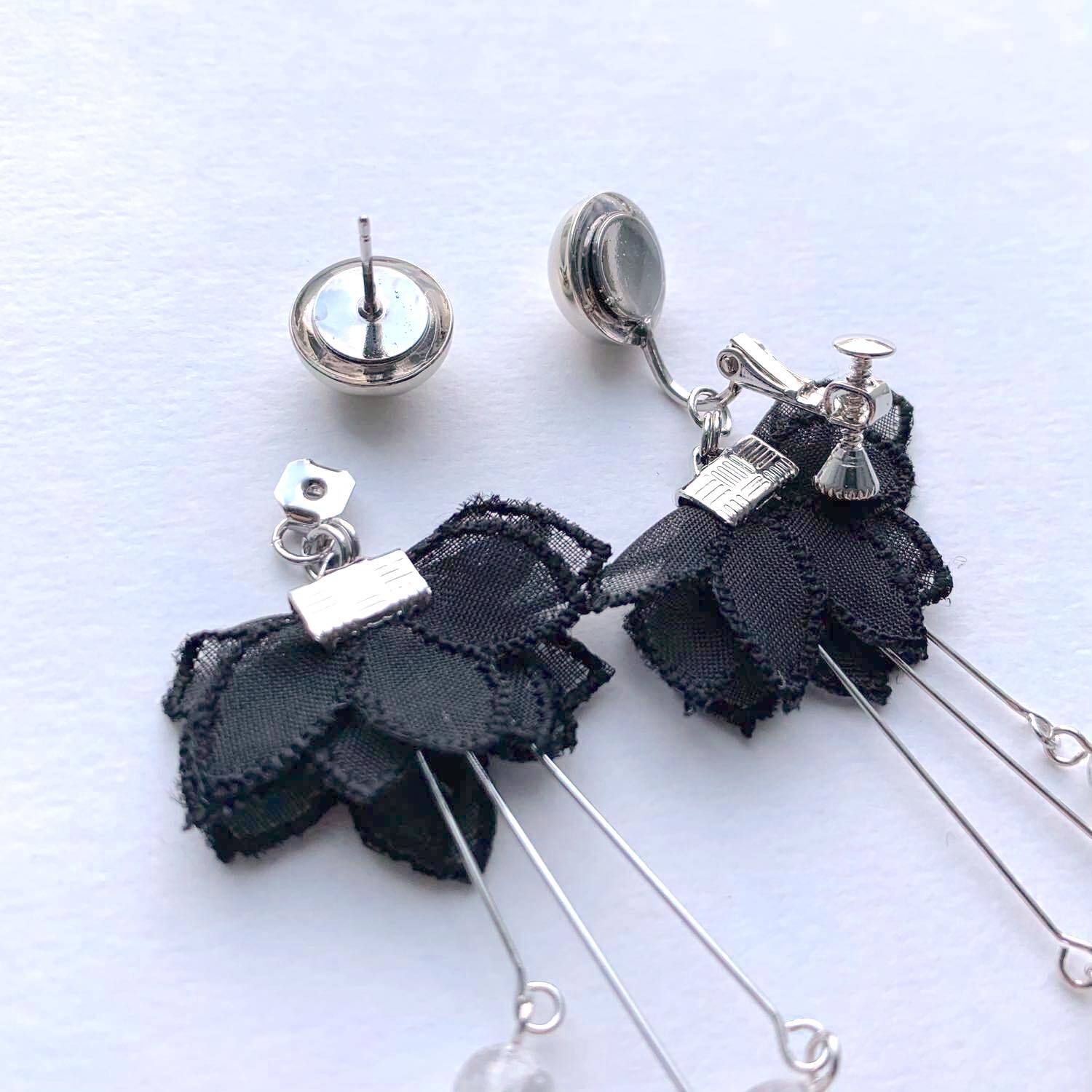 黒いお花とゆらゆらビーズの〈ピアス/イヤリング〉 | Dua-アクセサリー