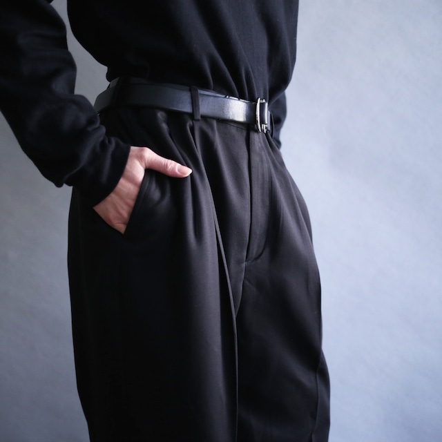 2-tuck tapered silhouette black wide slacks