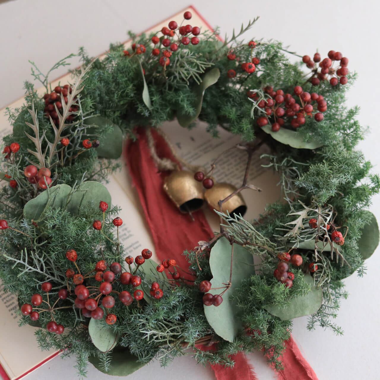 1点もの 約直径30cm 】サンキライの実と赤い野バラの実の大きめ