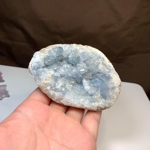 19.セレスタイトに住み着く可愛いフローライトくま