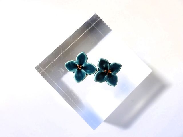 花のpieace／earring (深緑）