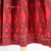 フラダンス 衣装 パウスカート レッド系 ブラック系 ツートンカラー カヒコ柄 シングル シンプル かっこいい かわいい 華やか 鮮やか 明るい 目を引く 赤 黒 ハワイアン アロハ ハワイアンプリント フラ ダンス レッスン 練習 フラ衣装 練習用