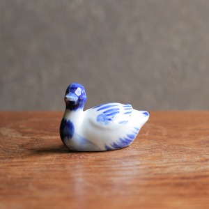 青と白のコントラストが美しい、磁器のアヒル 1