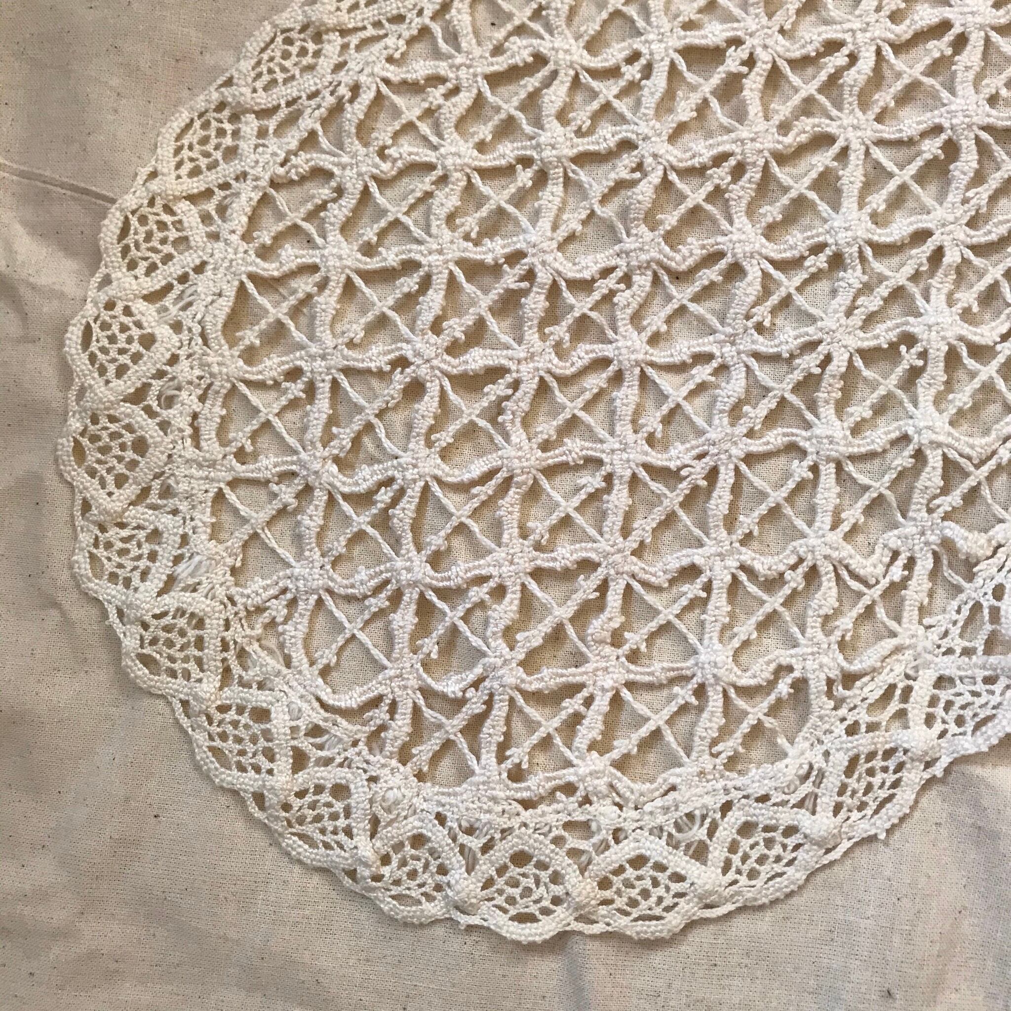 ドイリーのテーブルランナー