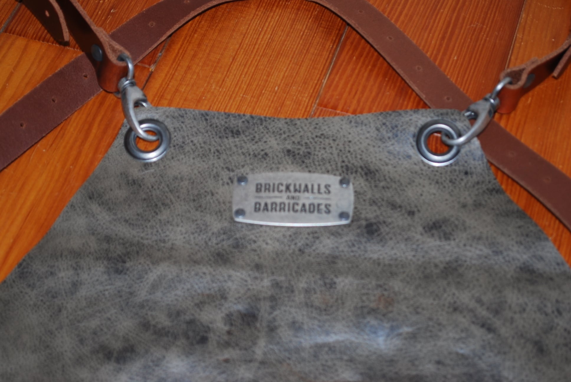 ザ・プレミアム・Xクロス レザーエプロン グレー | Brickwalls and