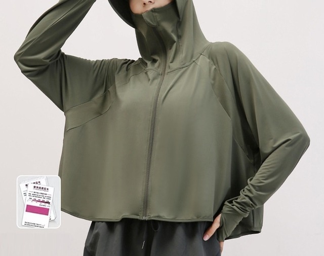 親指開き UV対策 薄手 フード付き 長袖 ジャケット レディース トップス アウター 上着 羽織 ショート ラグラン ハイネック 襟付き スタンドカラー フード ファスナー ポケット 前開き ジップアップ 速乾 通気性 かわいい 大人可愛い シンプル カジュアル おしゃれ スポーティー 無地 春 夏 秋 ママ 通勤 お出かけ 旅行 公園 休日 体型カバー 普段使い 着回し 紫外線対策 ゆったり フリーサイズ 白 ホワイト クリーム 紫 グレー ライトグレー ダークグレー ピンク ブルー 緑 グリーン