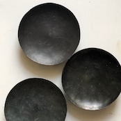 黒鉄のお皿 底台付 S 直径12cm