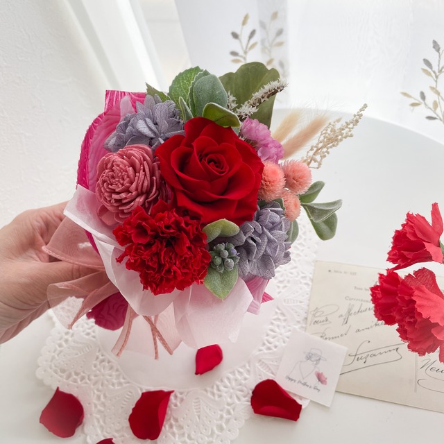 母の日の贈り物に〜赤いカーネーションとバラの花束