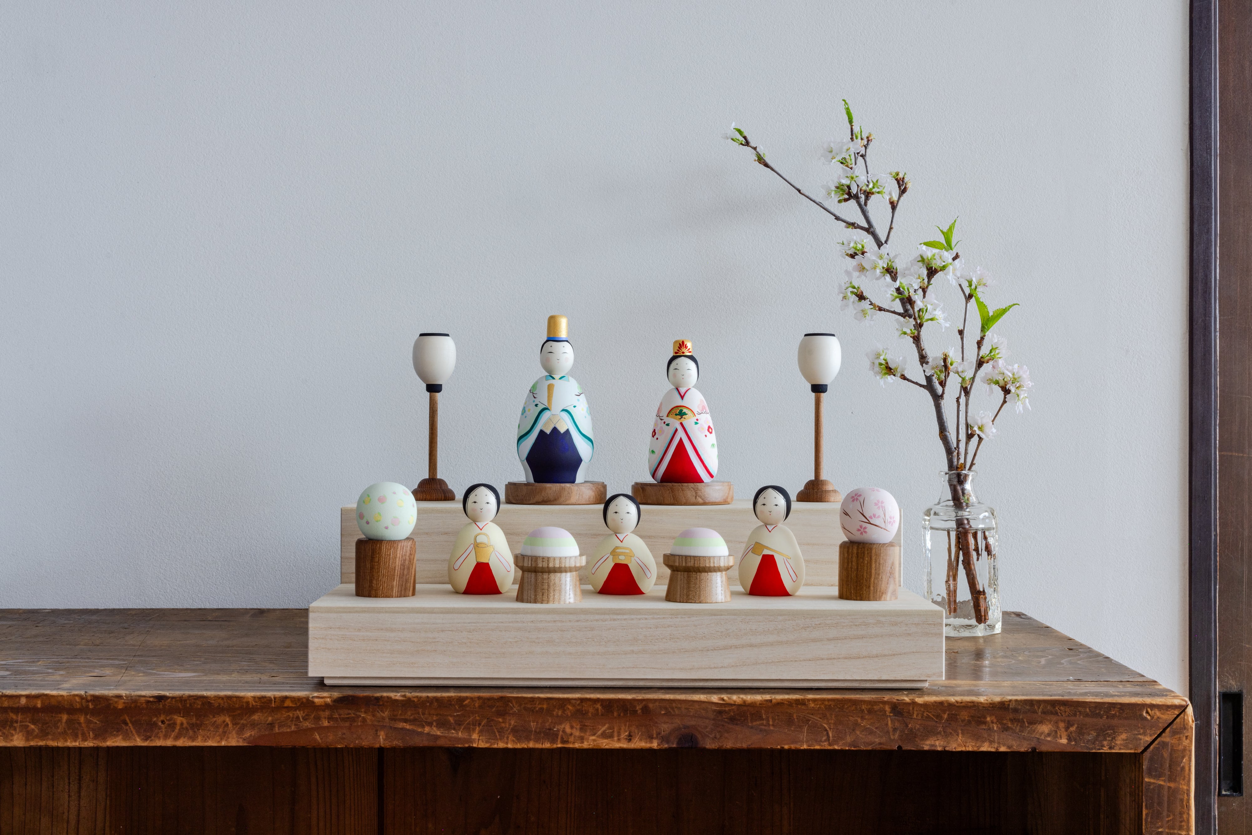 銀草子堂 藤井気楽 銀細工 蓮の葉と花 とんぼと鯉、亀 雛道具 ミニチュア ▪️先行予約014▪️【桜井こけしのひいな】〔五人飾り〕貴心松華〈立