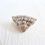 中嶋寿子のブローチ［砂の花］ B-8