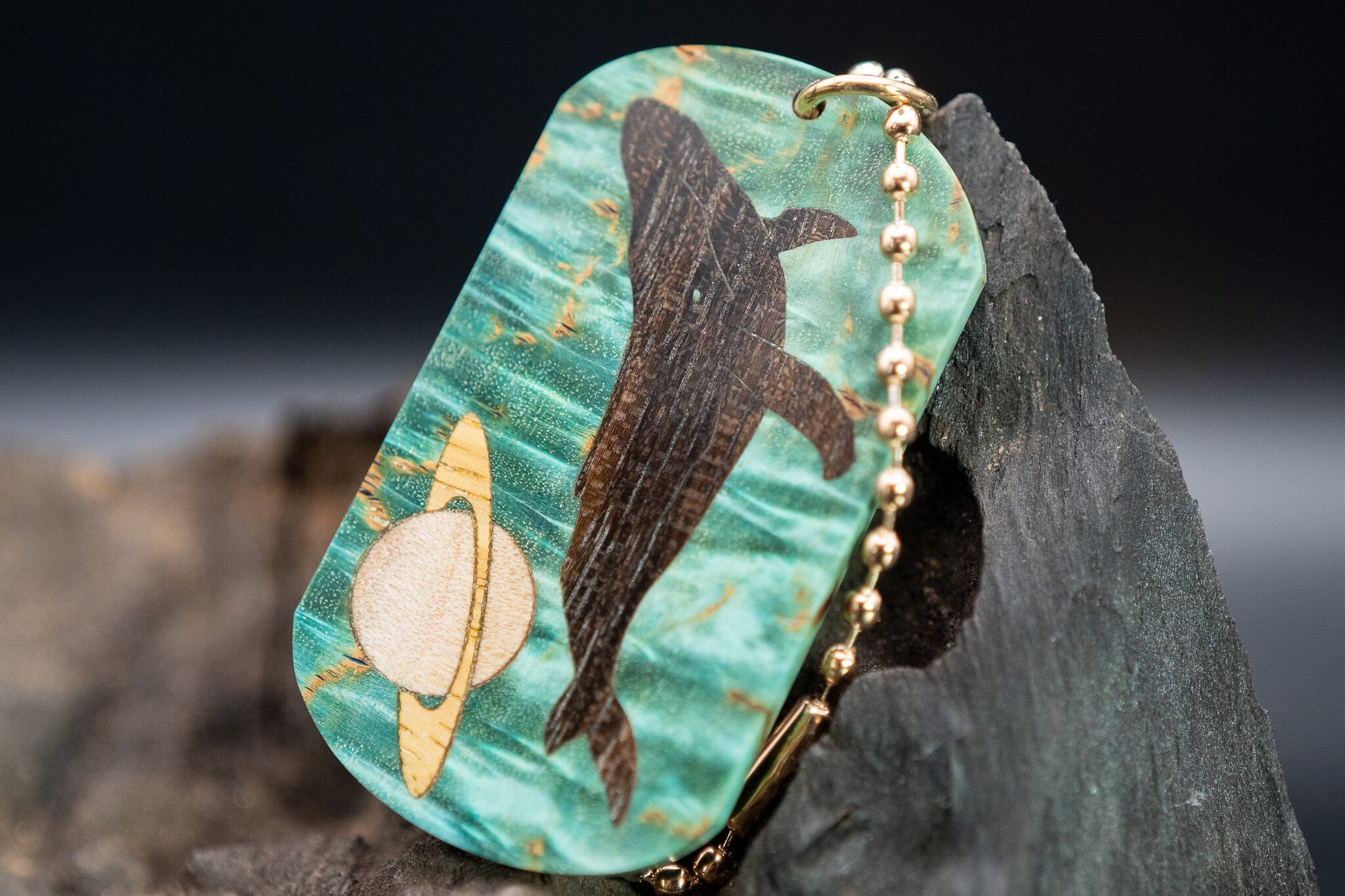 スタビライズウッド マスールバーチ ドッグタグ 象嵌 勇魚と惑星