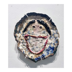 アラキドン　ブルーの斑点のある皿としての像