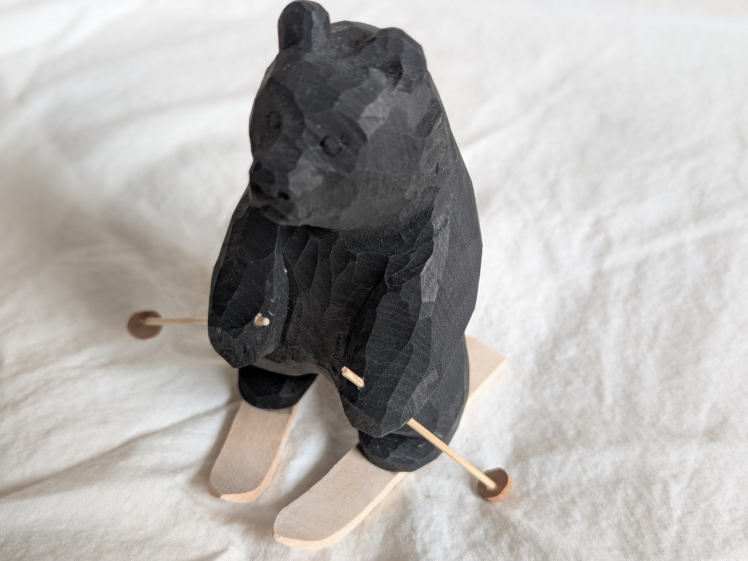 小さな木彫り くまの顔 木彫りの熊を彫りました。ヒグマです。小さいです