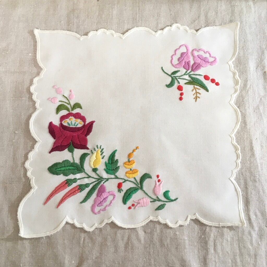 パプリカ刺繍のハンガリークロス スカラップ | kolbenova