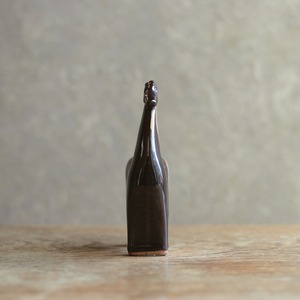 フォルムが美しい、艷やかな陶器の馬 4