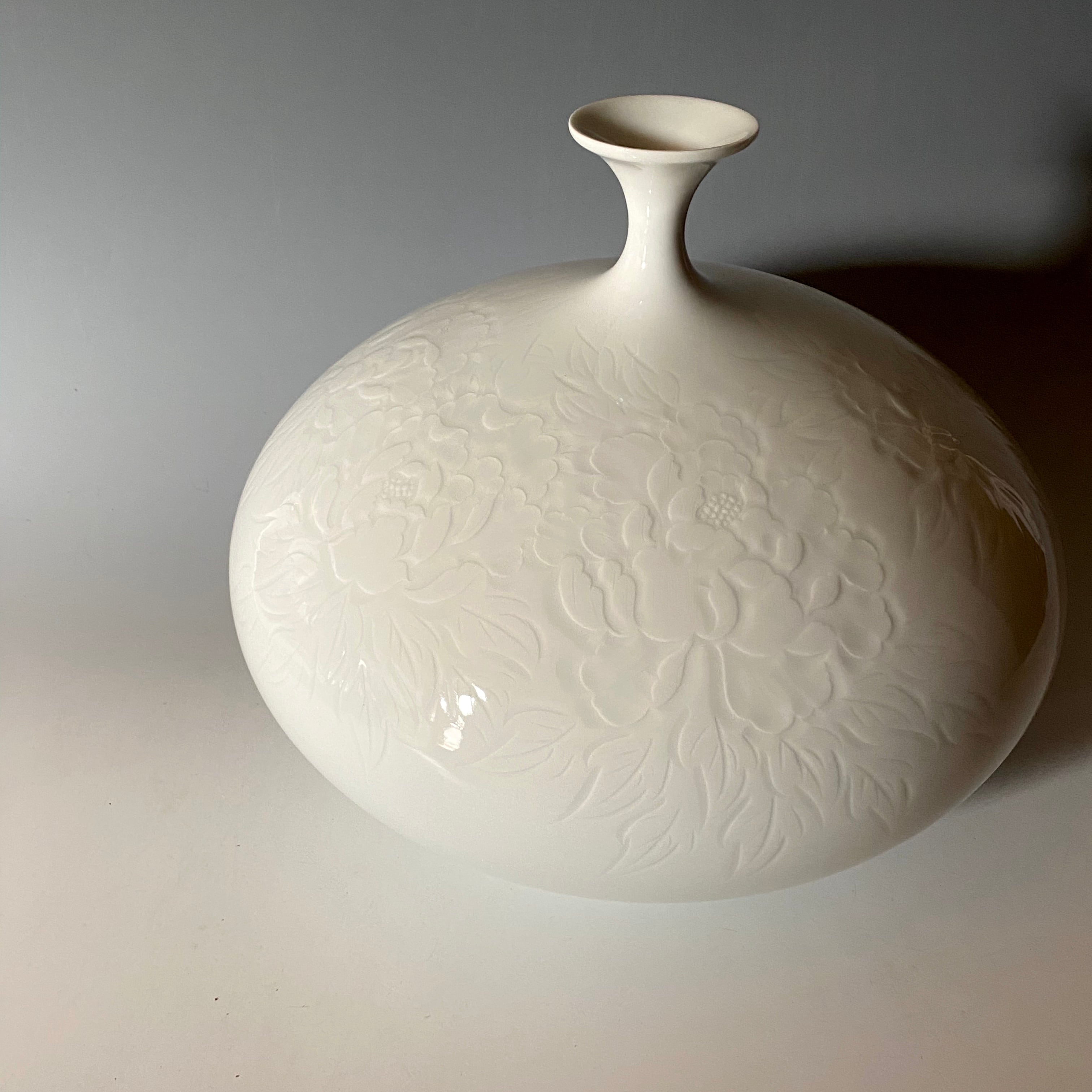 美し過ぎ〈牡丹彫の一輪挿し〉3.3万円/有田焼/白磁/中仙窯/中尾恭純