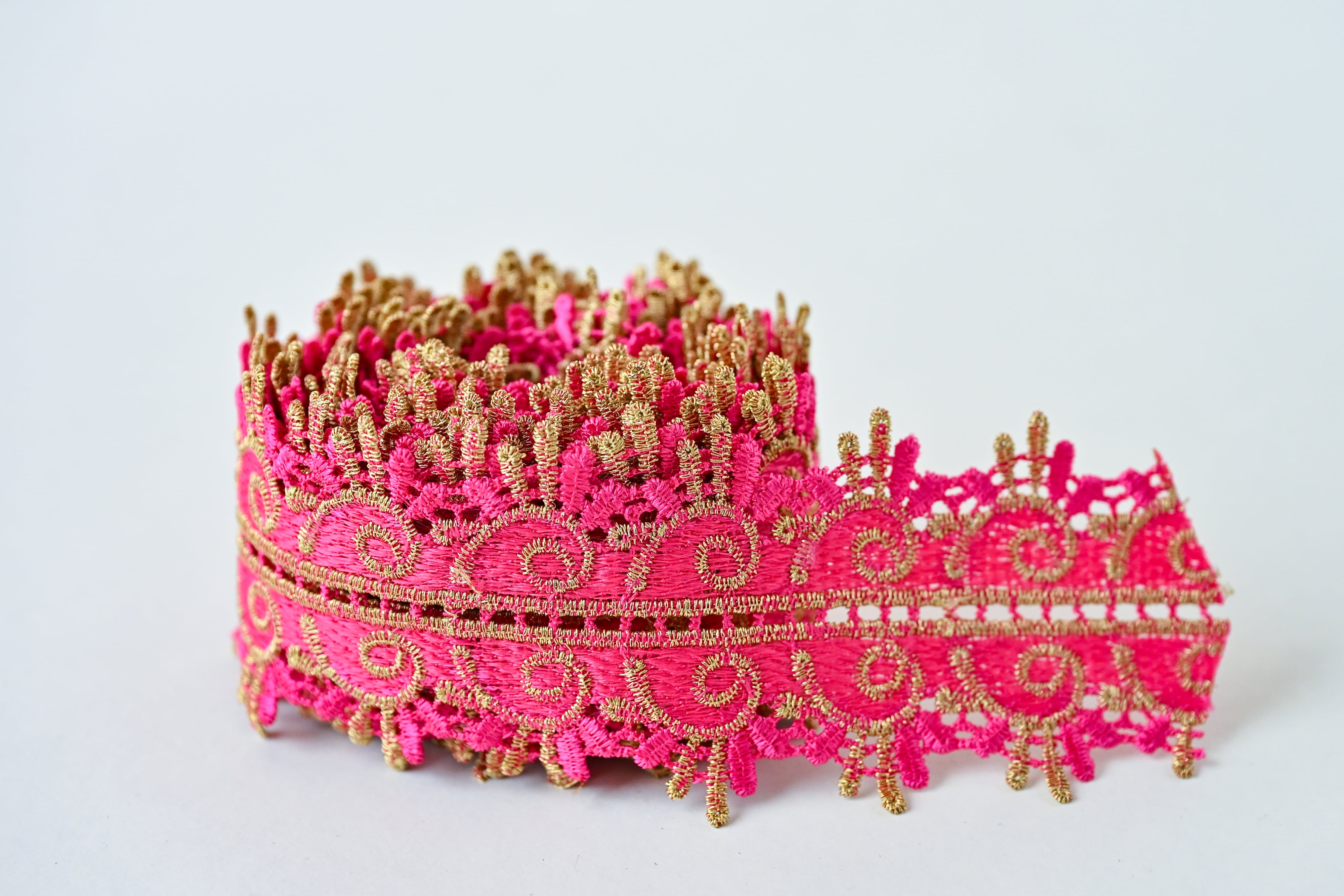 ピンク×ゴールドの刺繍レースリボン（幅5.5センチ・1メートル