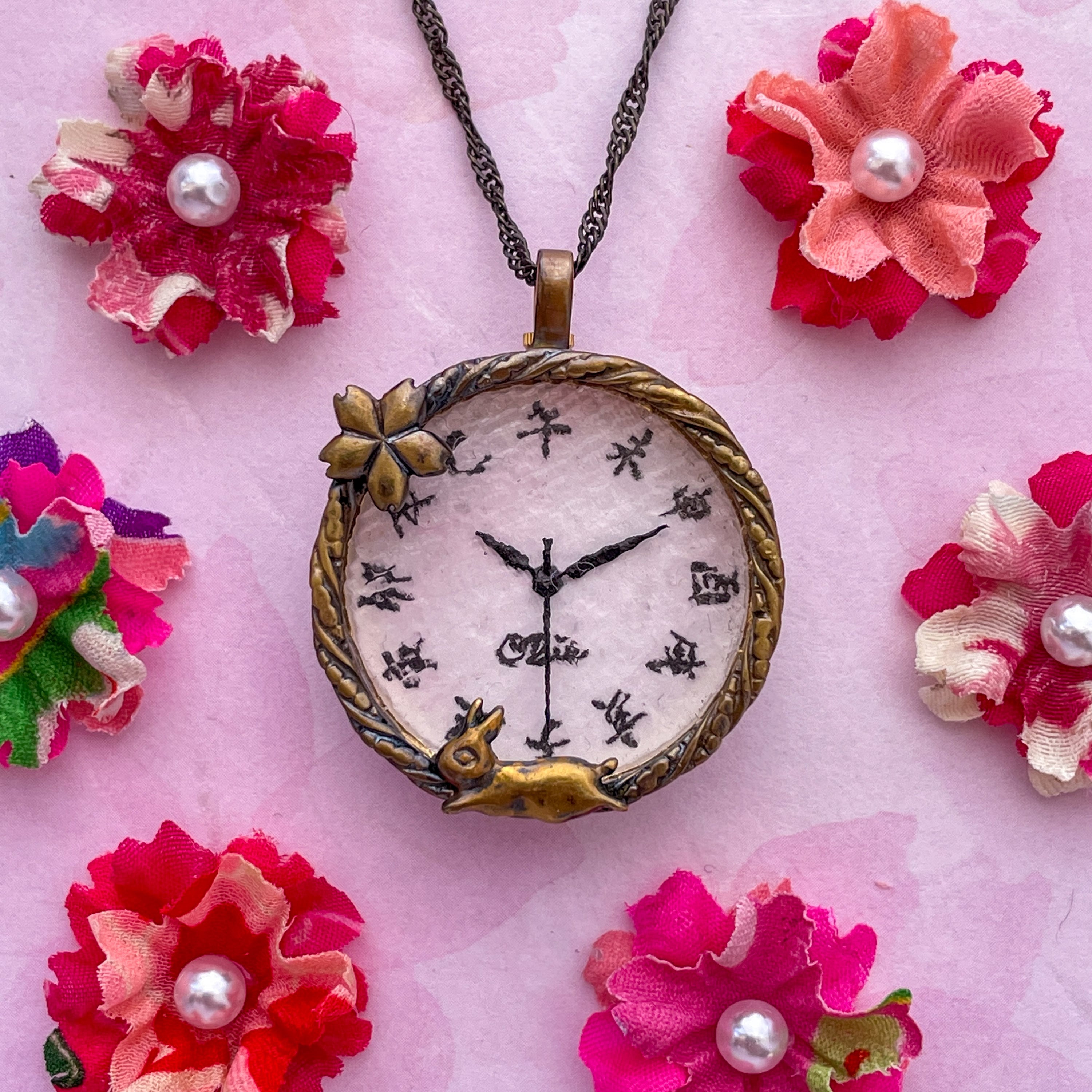 桜見て跳ねる子ウサギ腕時計Mマーブルピンク | カエルの時計屋さん