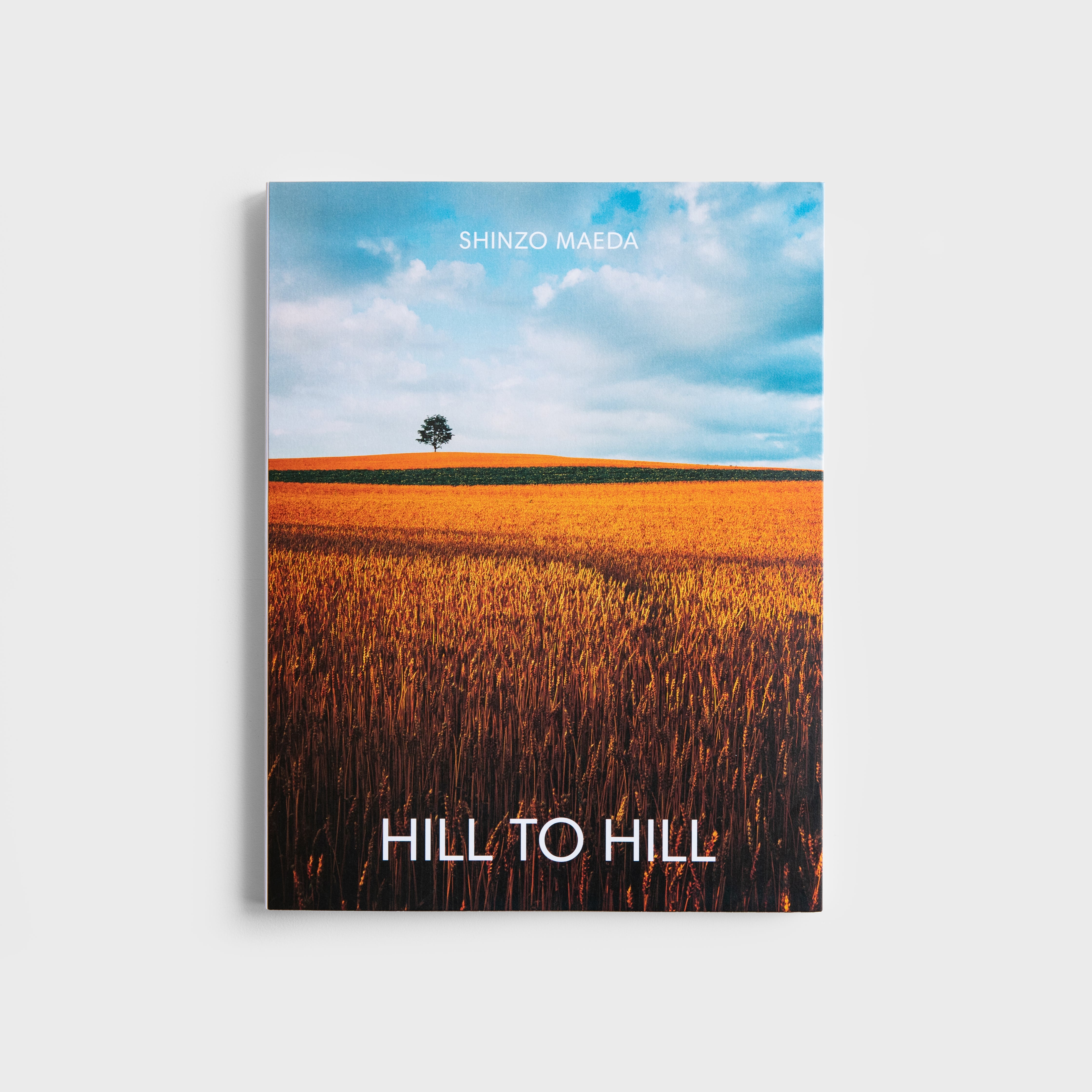 書籍『HILL TO HILL』写真：前田真三 編集・装丁：前田景 | ブルー