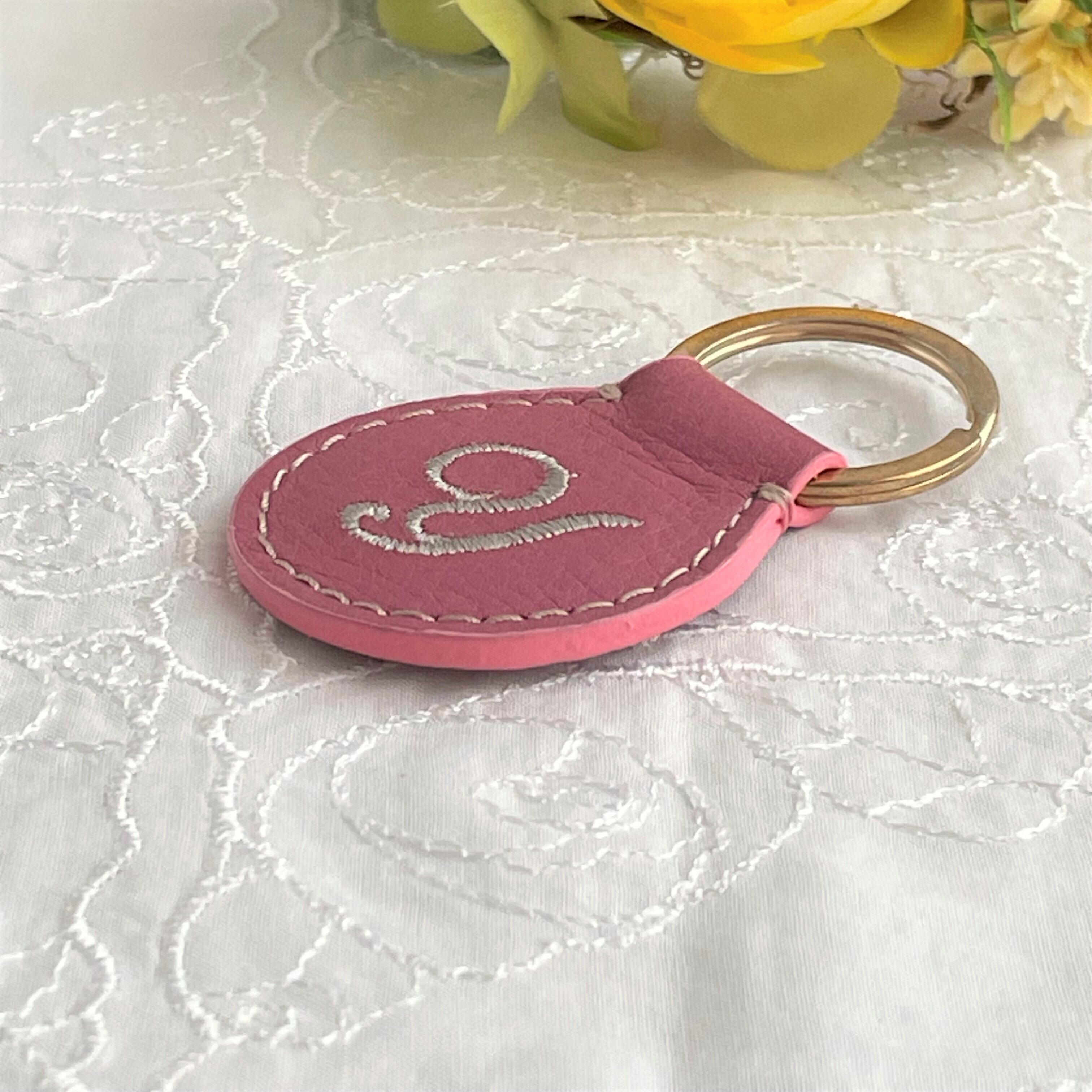 チェリーピンク【本革×刺繍】イニシャルキーホルダー＊ギフトにも