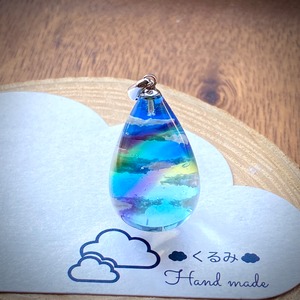 空＆雲ペンダント しずく型 青空にかかる虹 26×17mm バチカン付き