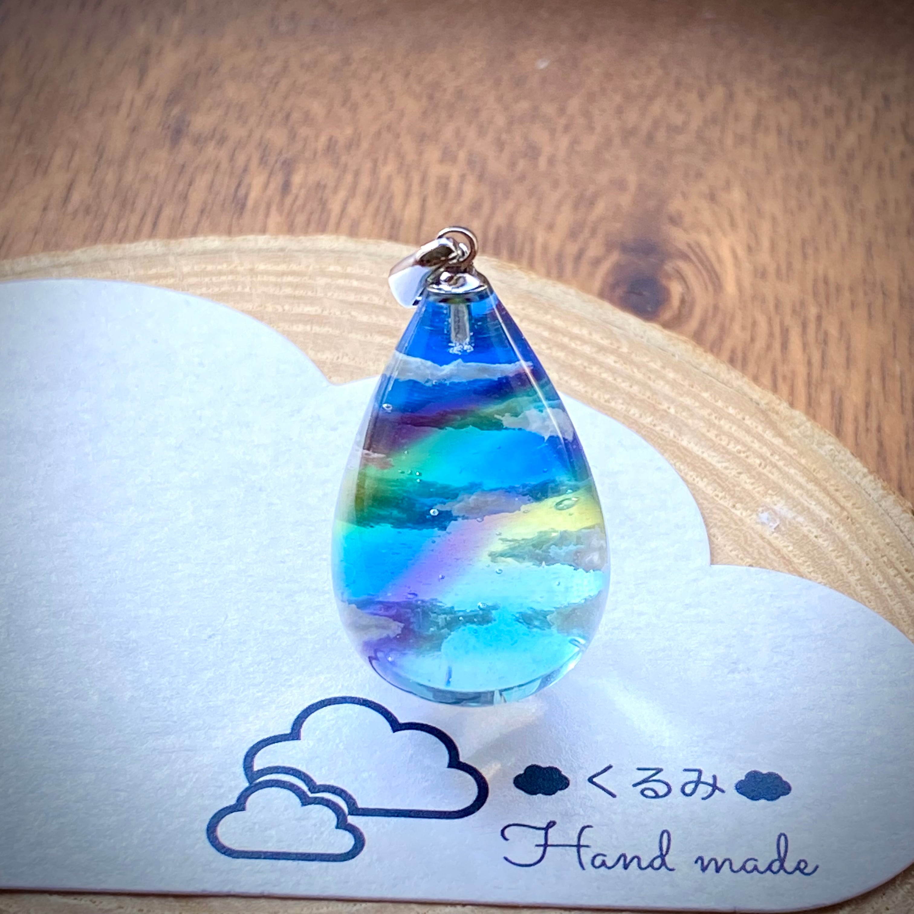 空&雲ペンダント しずく型 青空にかかる虹 26×17mm バチカン付き