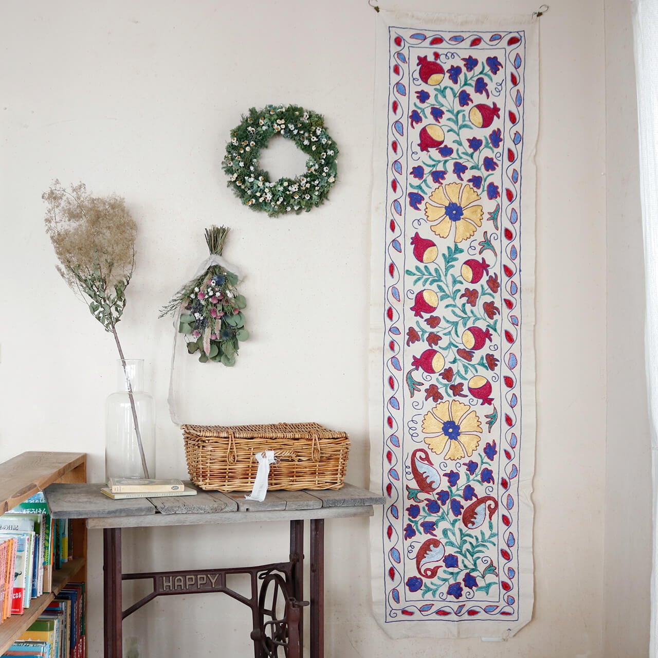 1点もの】スザニ刺繍 タペストリー イエロー ブルー レッド 系 ザクロ