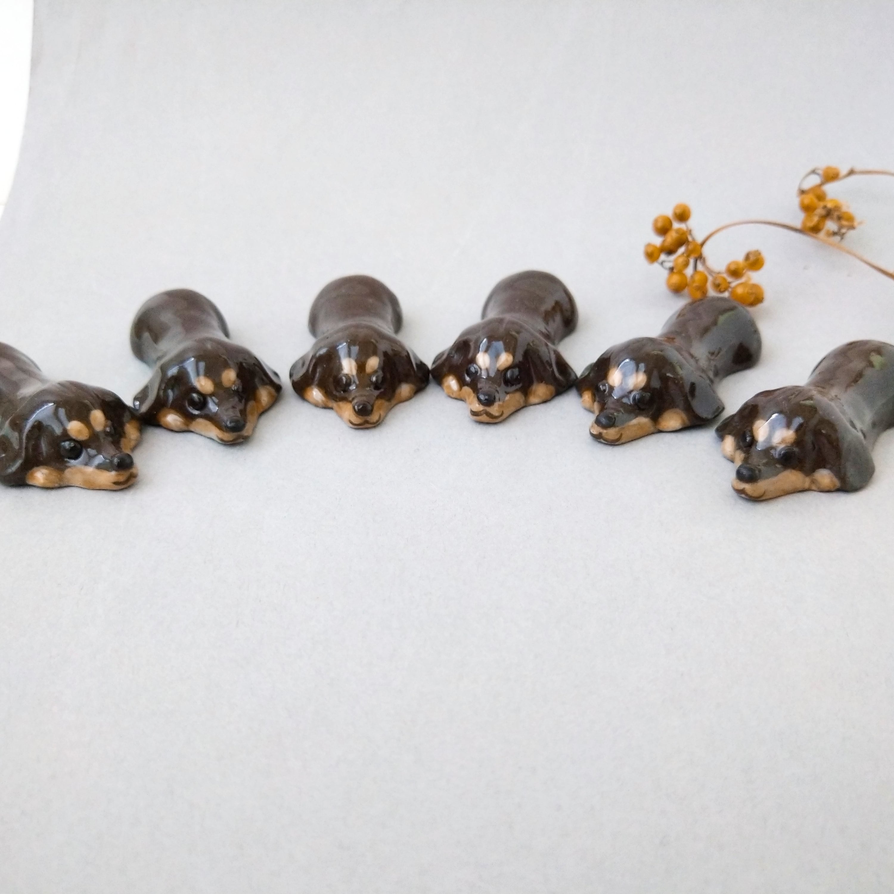 ダックス犬の箸置き（チョコタン）伏せ | 陶器のことり