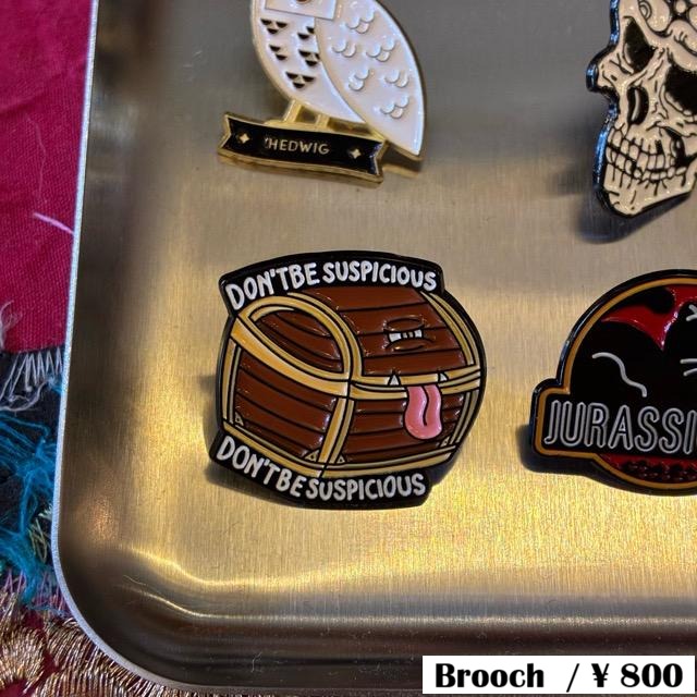 TOPANGA Jewelry Pin Brooch "Don't be Suspicious" Treasure Chest Mimic Design, Perfect as a Small Gift for Bags, Caps, and Jackets TOPANGA Jewelry Pin Brooch "Don't be Suspicious" Treasure Chest Mimic Design, Perfect as a Small Gift for Bags, Caps, and Jackets