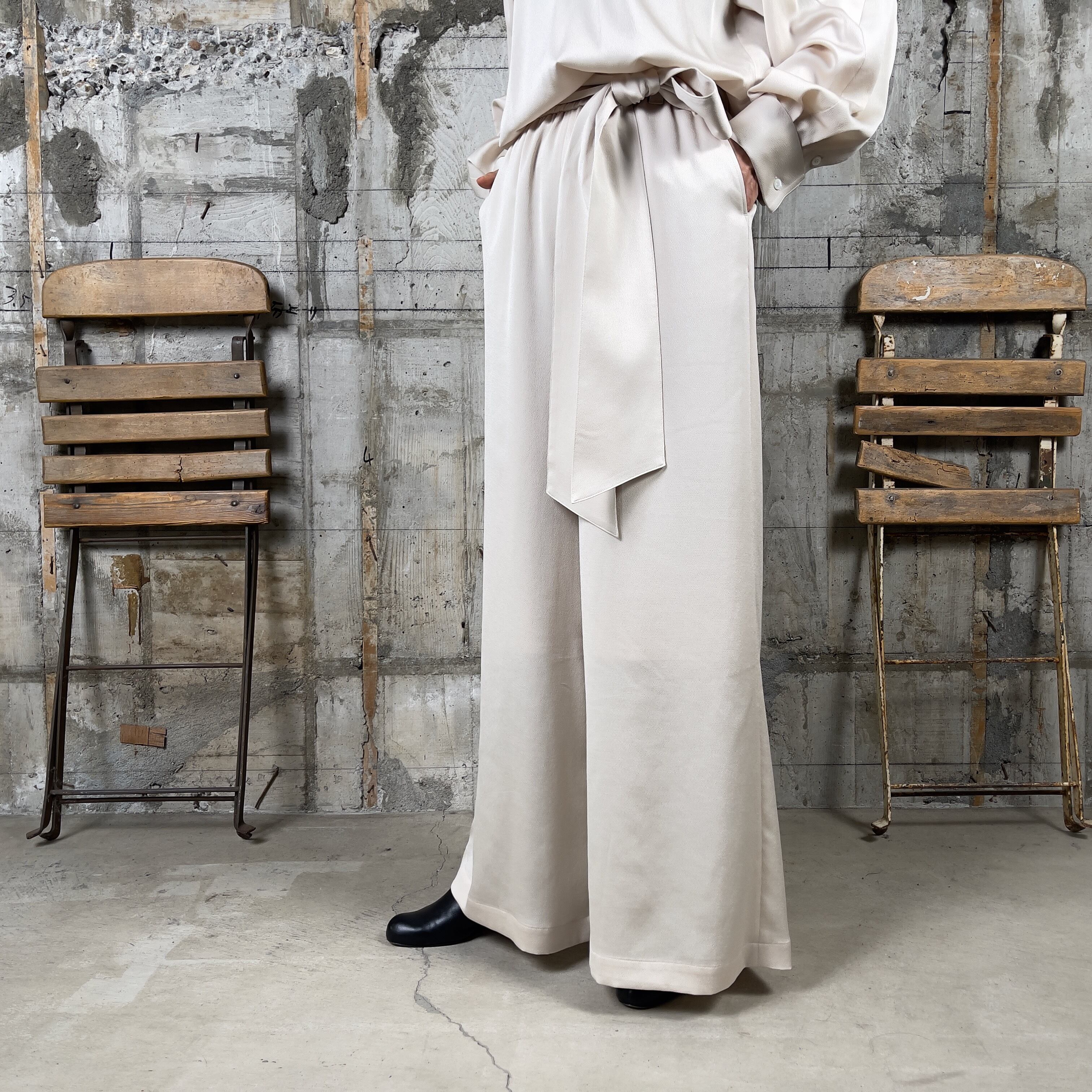 HYKE【ハイク】HAMMER SATIN WIDE LEG PANTS (13311) | glamour online