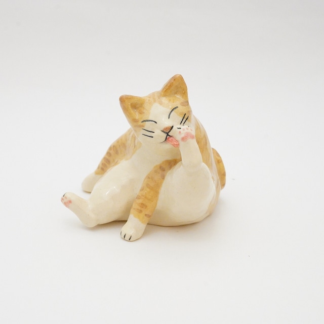 【よしむら ももえ】猫置物　毛づくろい猫　①