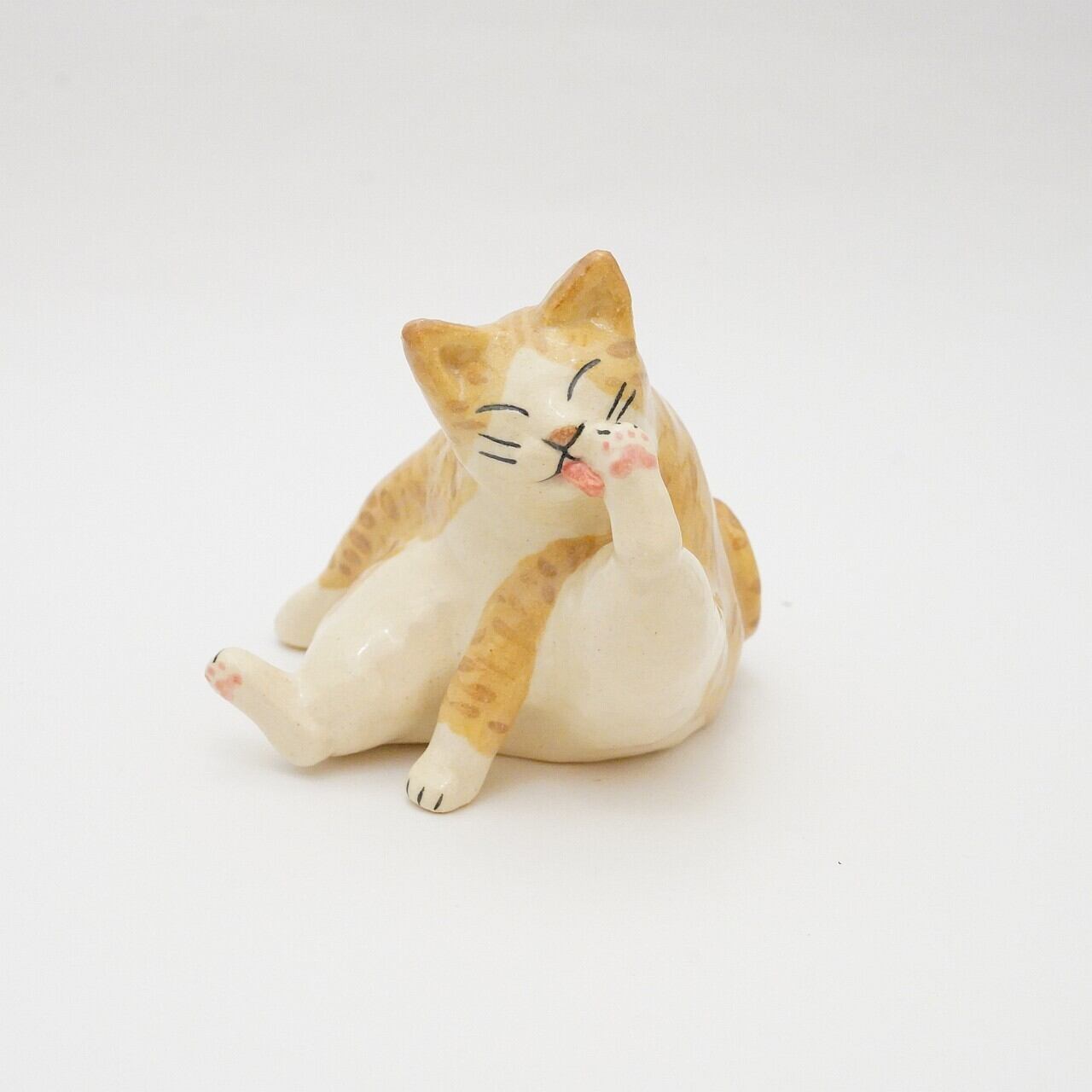 【よしむら ももえ】猫置物 毛づくろい猫 ①
