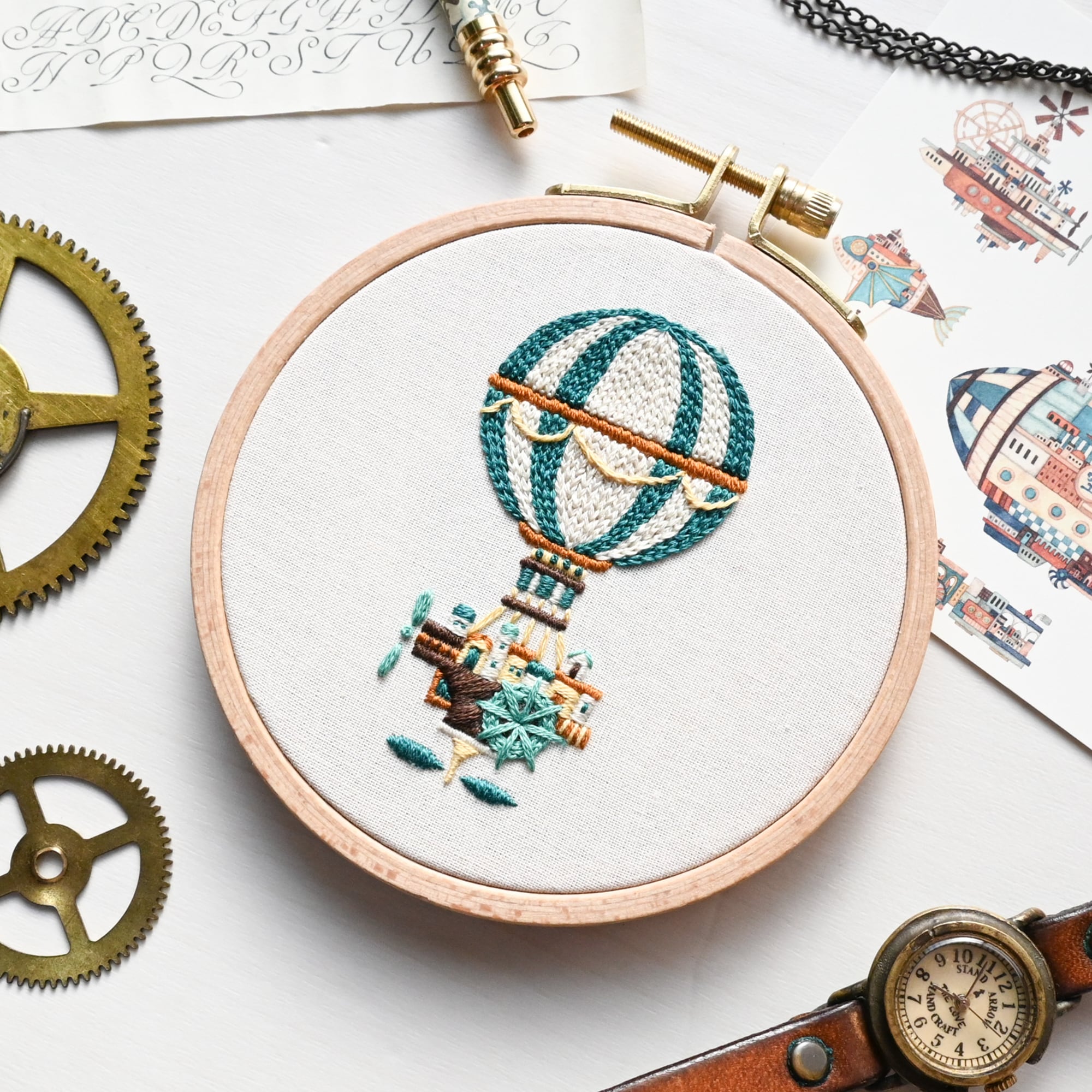 刺繍キット 機械文明の空飛ぶ乗り物たちより「空飛ぶ機械文明の気球」《空想街雑貨店》