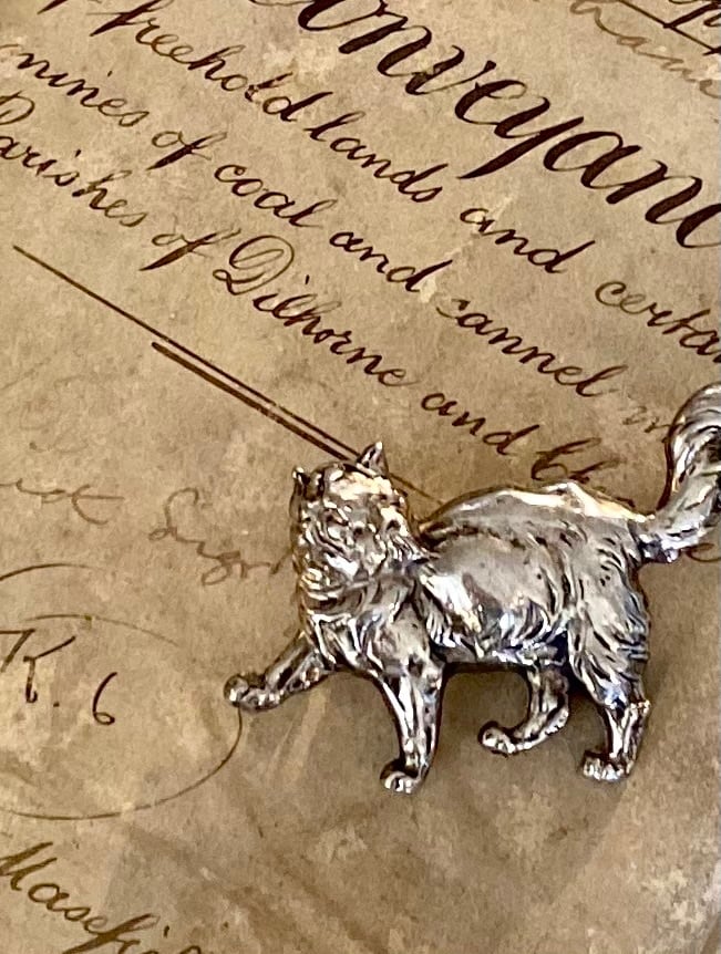 陽気なネコのブローチ