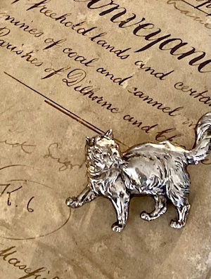 陽気なネコのブローチ