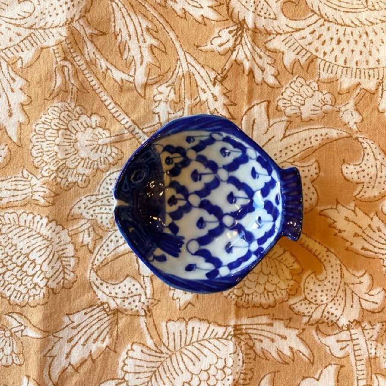 タイ　青白陶器　パイナップル柄魚小皿　タイ料理　アジアン料理　民芸品　中皿　ブルー＆ホワイト　豆皿　陶磁器　