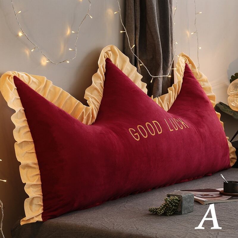GOOD LUCK」の文字入りクッション（Sサイズ） クラウン型の豪華な