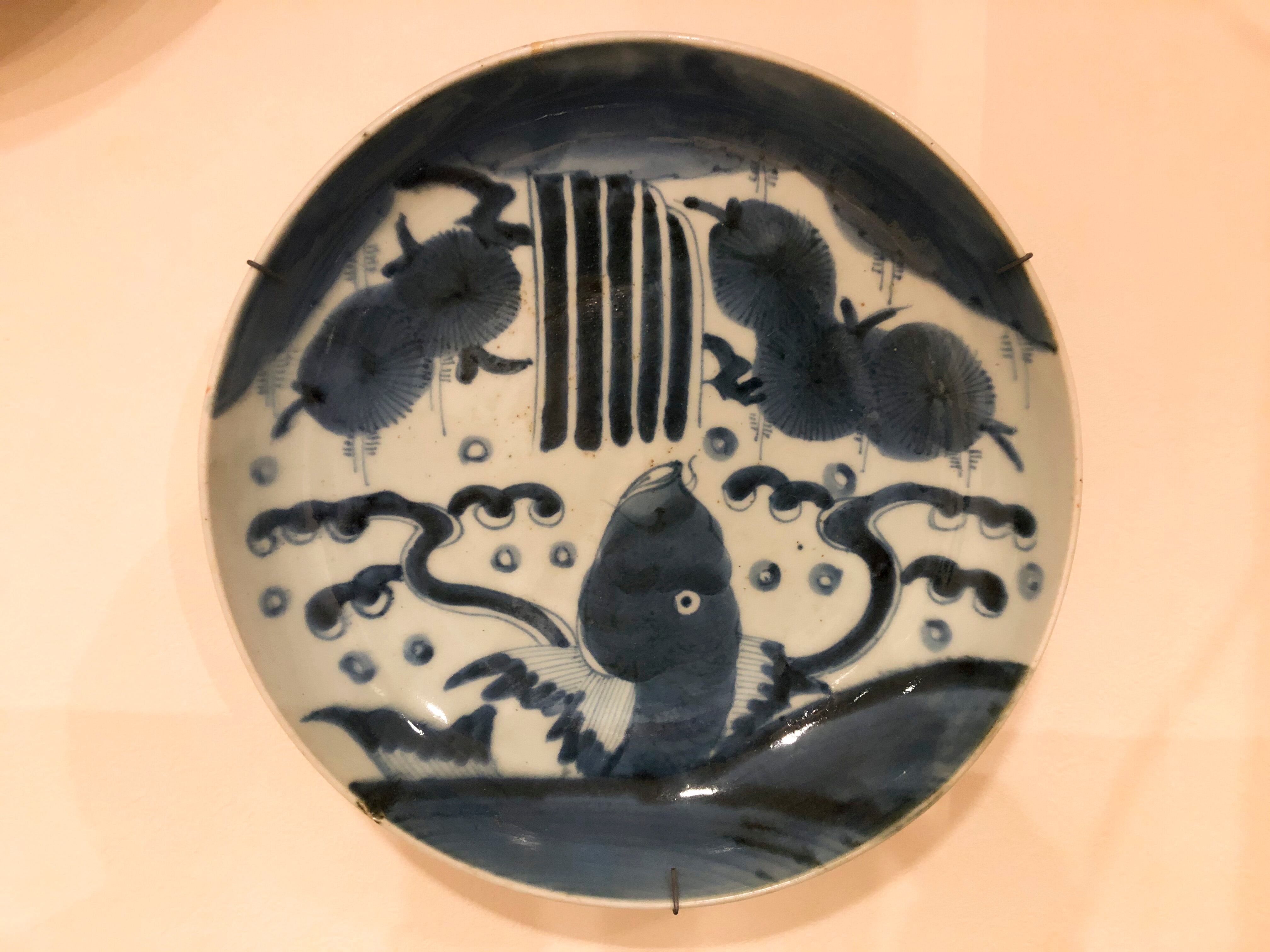 鯉の滝登り図染付大皿 日本 19世紀 伊万里焼 | 骨董会館 BASE
