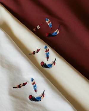 【胸元に舞うフェザー】ヘビーウェイト刺繍Ｔシャツ  K0534