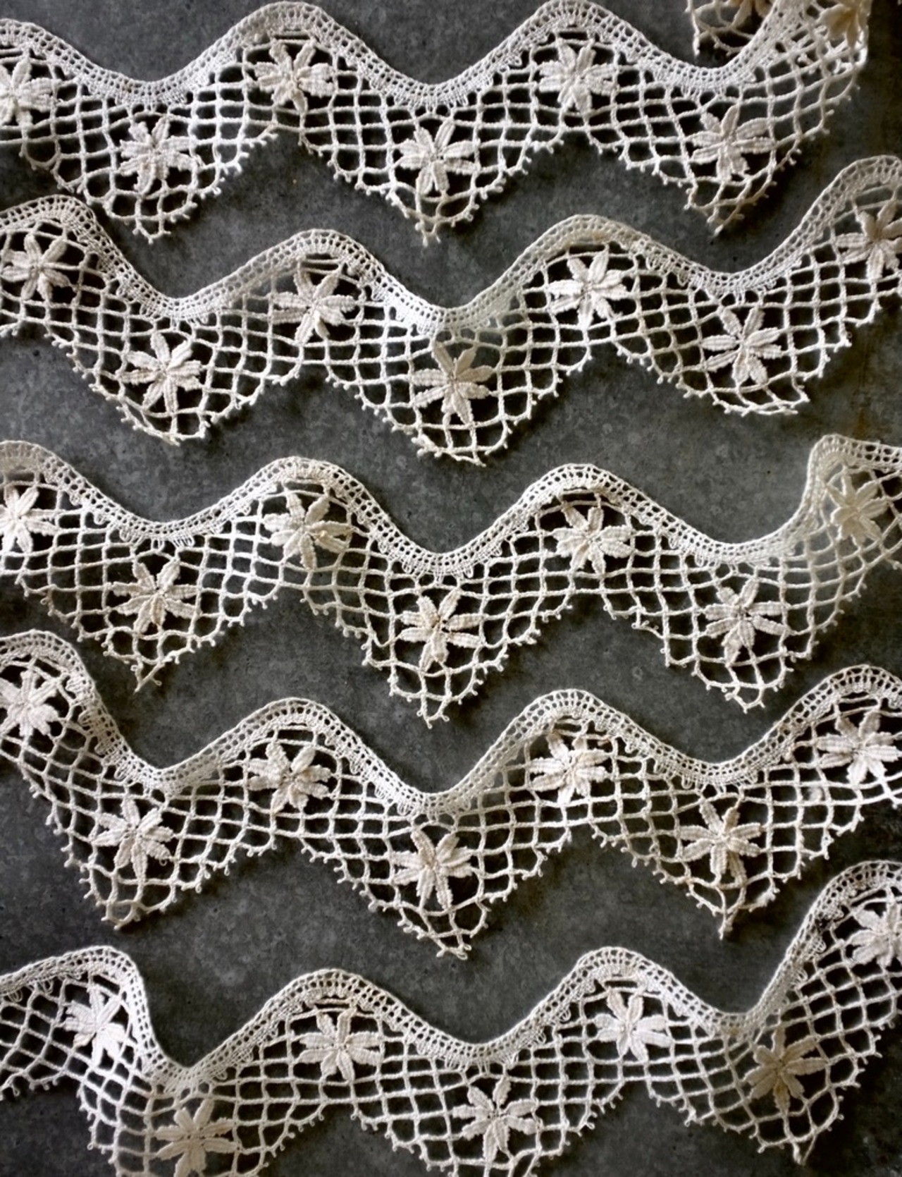 フランス 1900s 100x8c エクリュの花の波とアンティークリネンボビンレース ハンドワーク br87