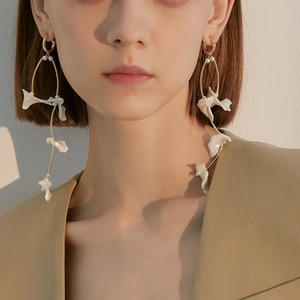 Flower motif long earrings T6099