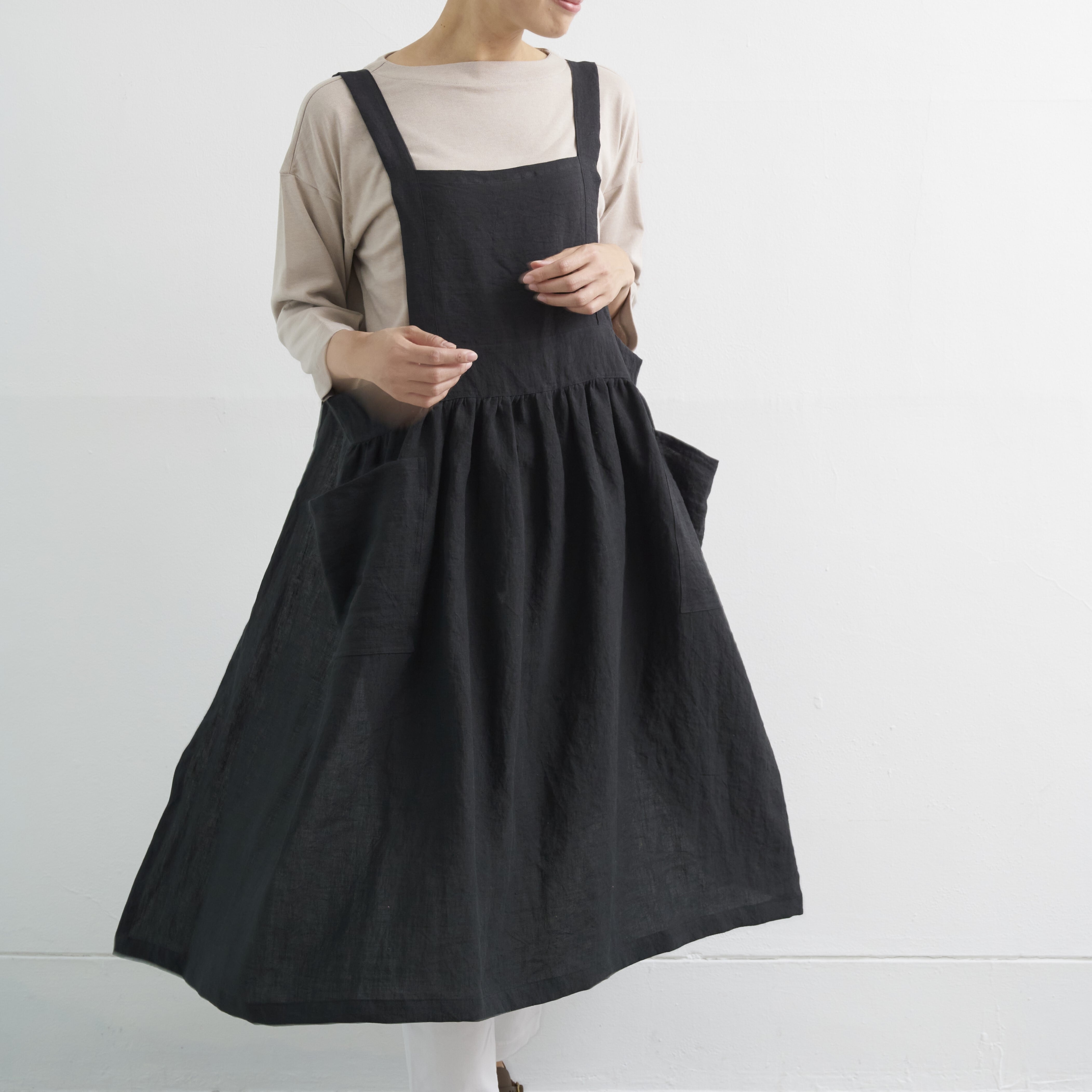 ピナフォアエプロン　pinafore apron / フラッフィリネン　fluffy linen /  black