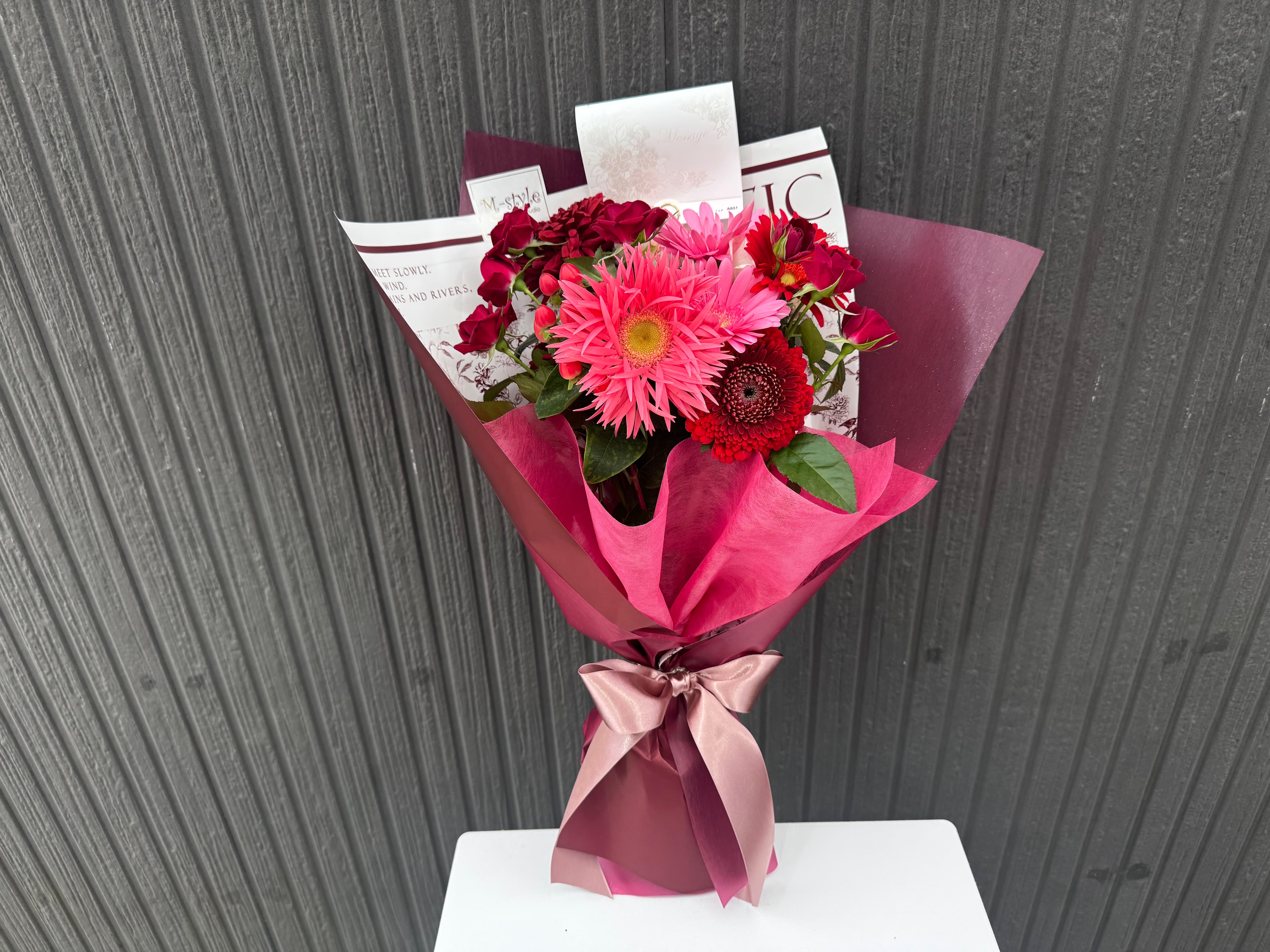 【地方発送・市内配達用】情熱とやさしさを束ねた、シックで華やかな花束