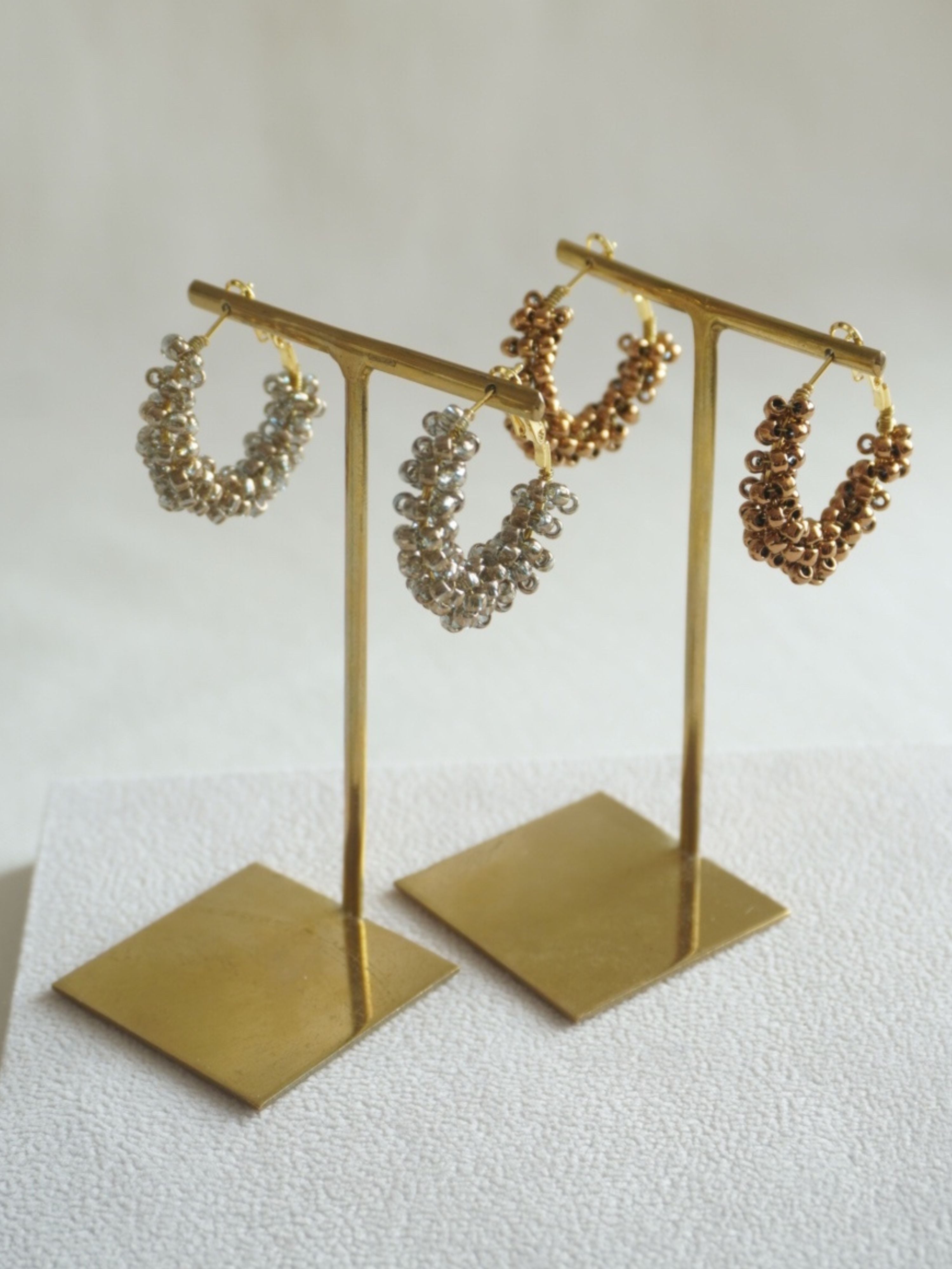 ワイヤービーズフープピアス〈ブラウン〉2.5cm