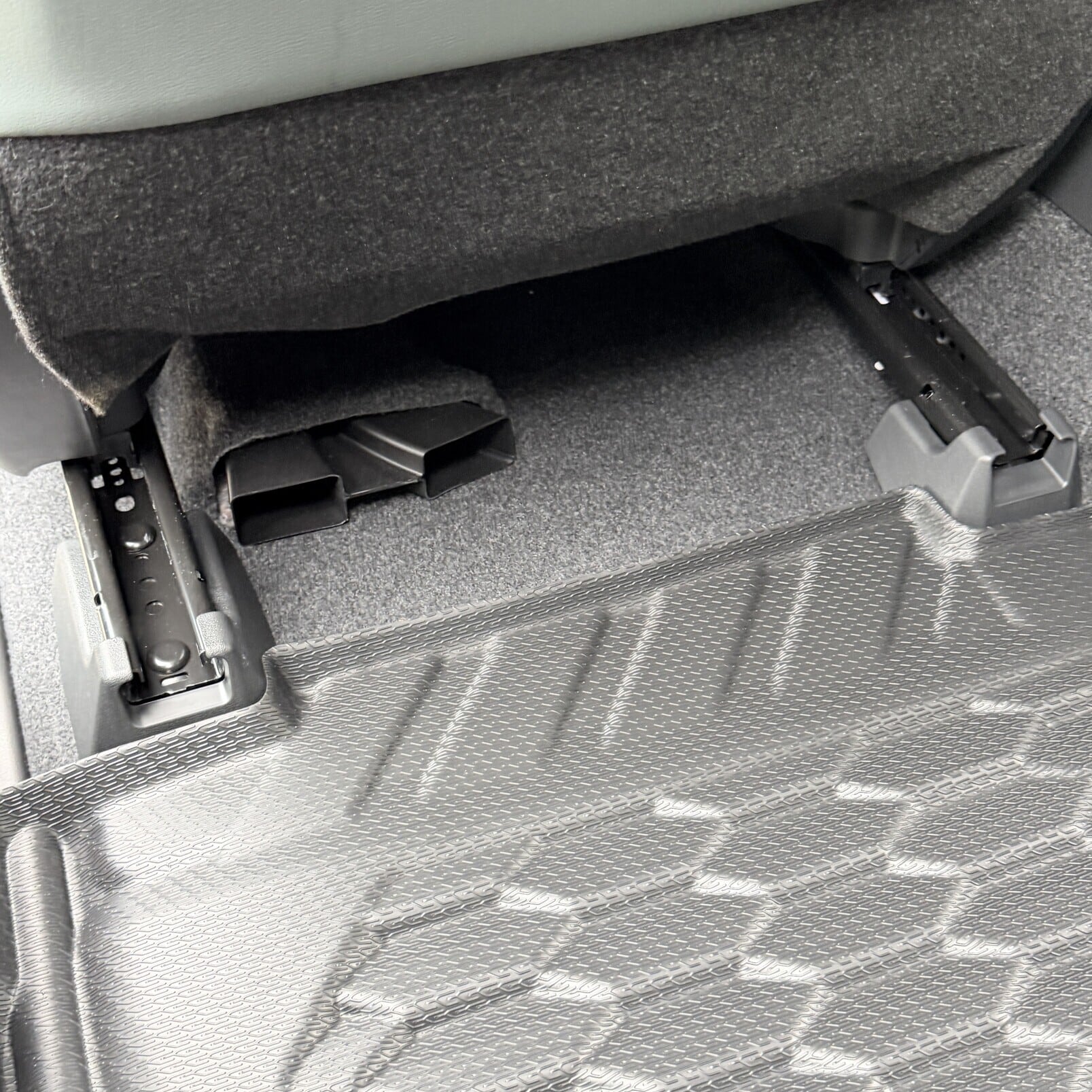 ARB 新型 ハイラックス GUN226 専用 ARBフロアマット | FD-camp 公式