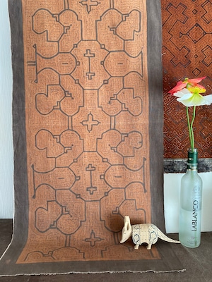 テーブルランナー　泥染め布中型 50x100cm タペストリー3 シピボ族の泥染め　先住民族の工芸　インテリア雑貨